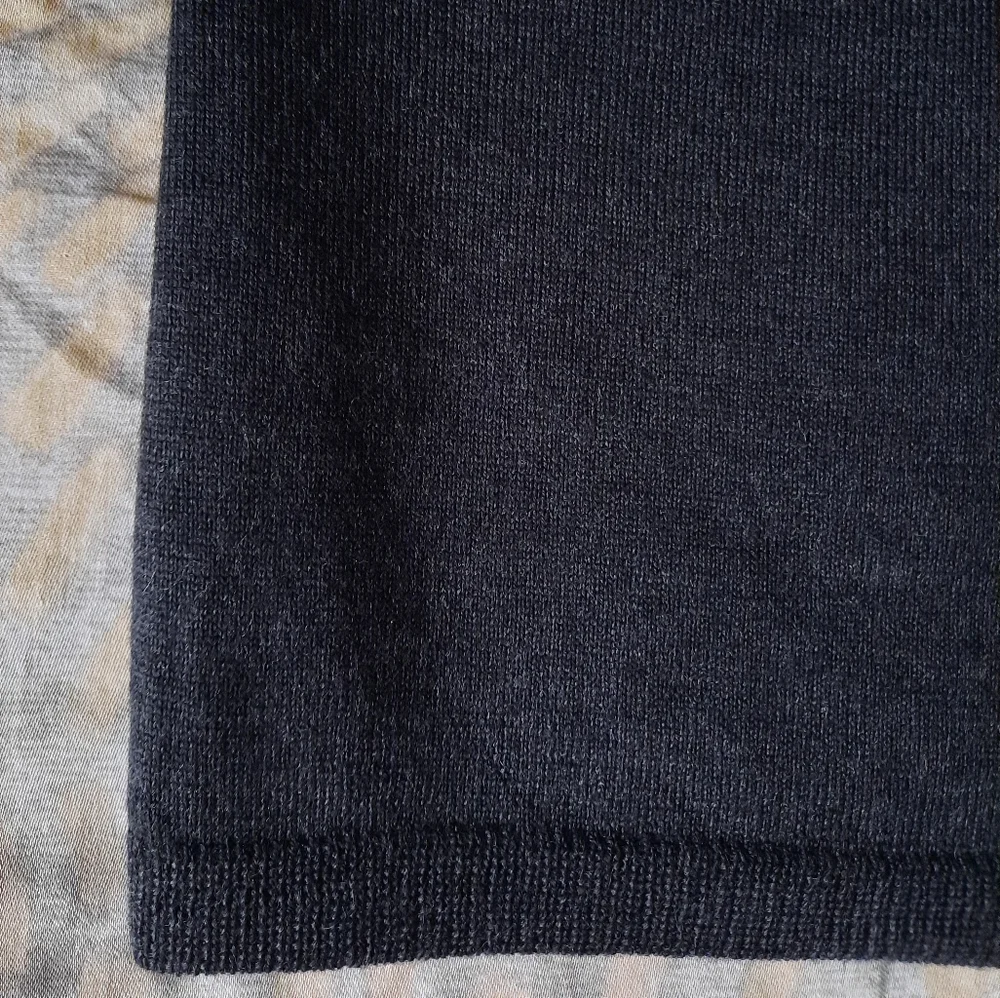 Banana Republic merino wool V- neck sweater size L. - Picture 6 of 9